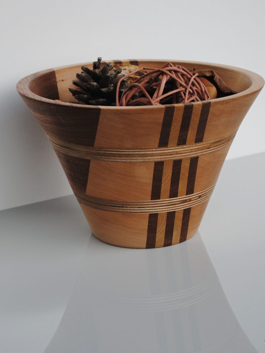 Μπωλ από συνδυασμό διαφορετικών ξύλων